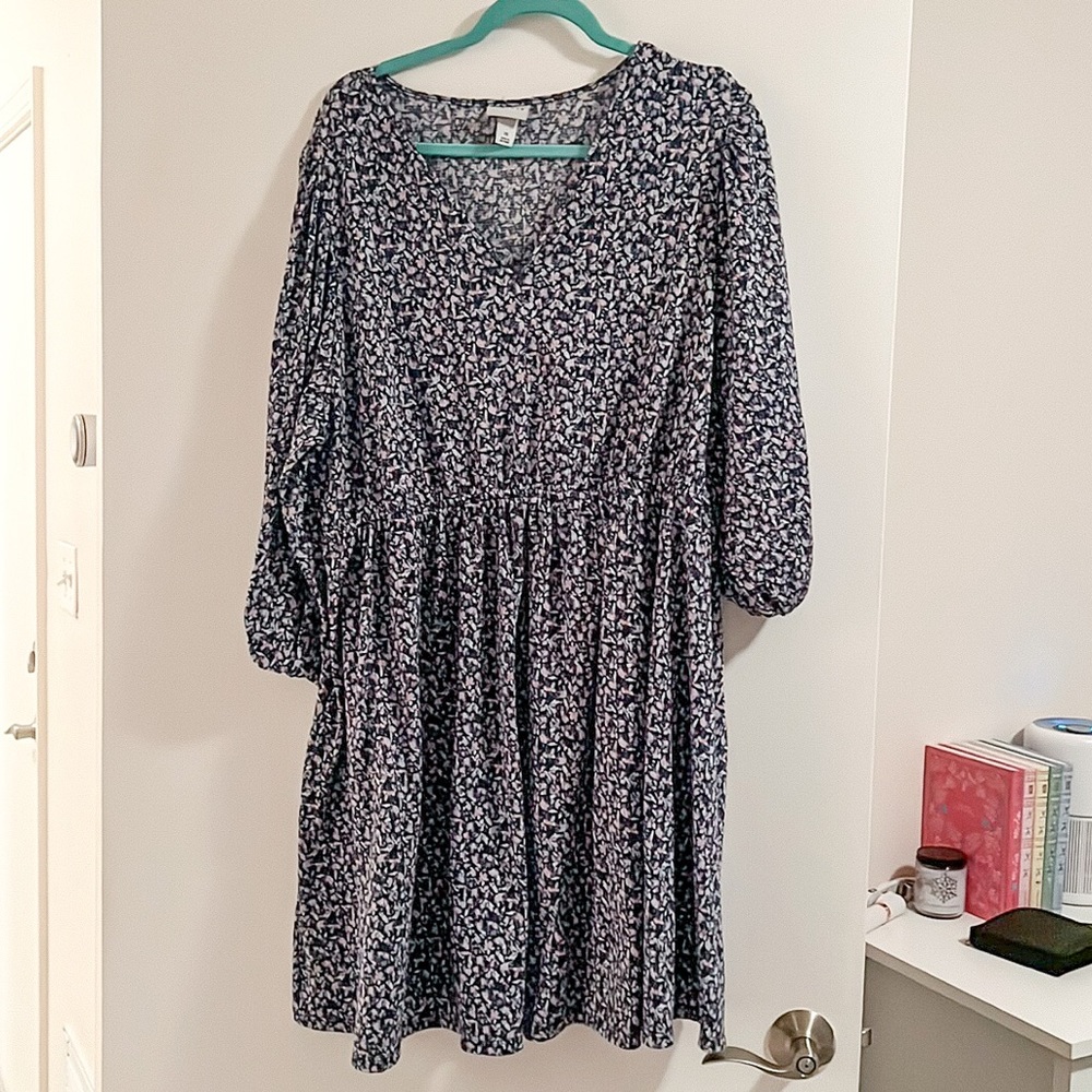 Stretchy blue floral vneck dress. EUC.